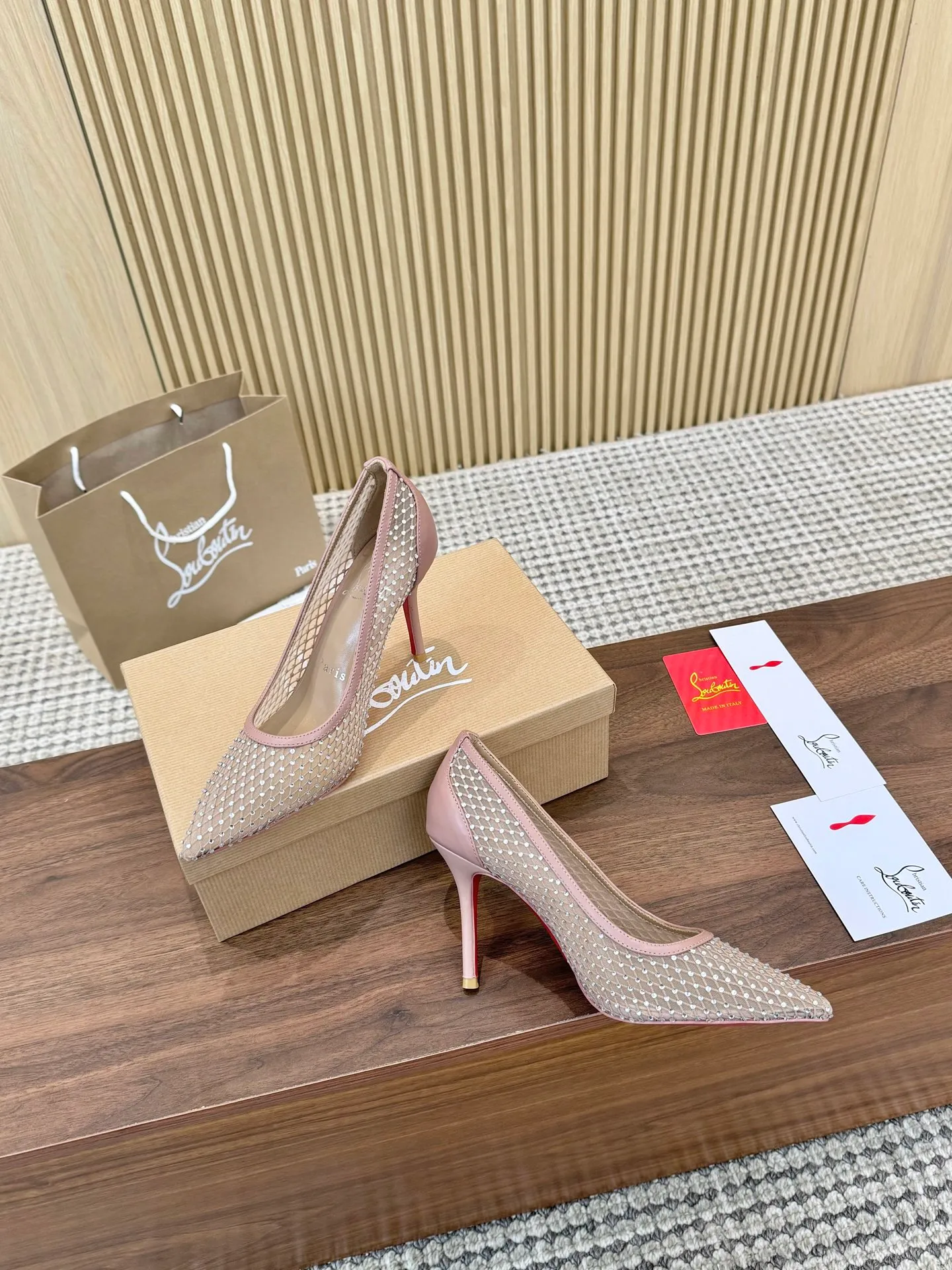 👟👟Ex-factory price 440👟👟 Genuine leather sole +40 Year-round shipment💝Christian Louboutin CL👠 Classic "💎Cow Patent Leather💎Series" noble and luxurious, real blingbling✨ Real materials, all customized by the pattern maker, and the materials are made of original customized materials, achieving the taste of the original 6 color options💍 Upper: imported 👉cow patent leather💪 lining: sheepskin foot pad/lining code number: 34-40.41.42 heel height: two options: 10.5cm and 8.5cm